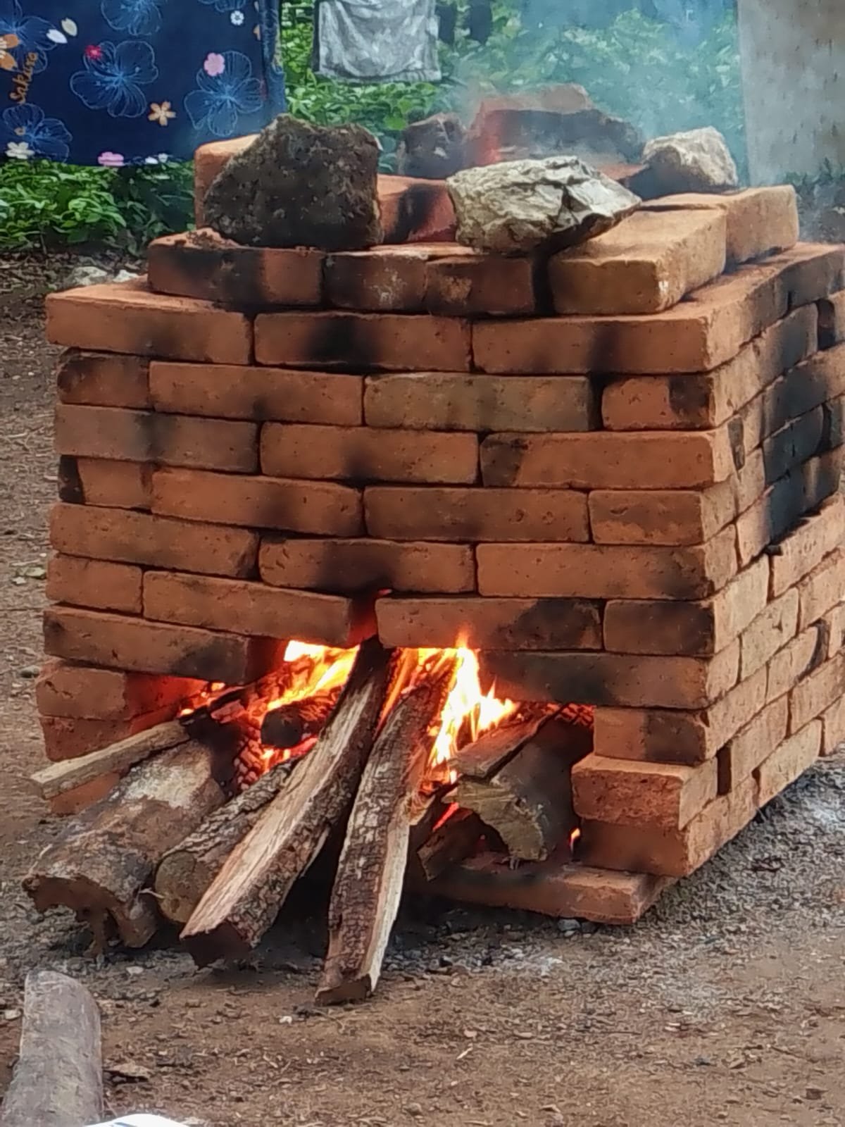 Gran horno de terracota con leña ardiendo para la cocción de la arcilla y las piezas de cerámica chorotega