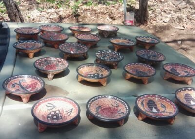 Platitos de cerámica con pie y motivos al estilo chorotega