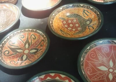 Surtido de platitos con motivos de flores y animales al estilo chorotega