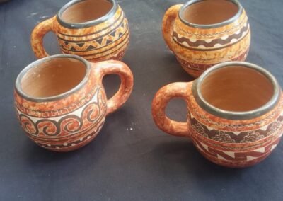 Exposición de tazas y mugs de cerámica chorotega