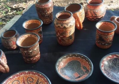 Conjuntos de ollas, jarras y platillos de diferentes tamaños expuestos al aire libre