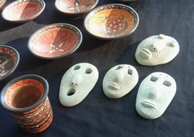 Mascarones blancos de cerámica chorotega junto a platitos