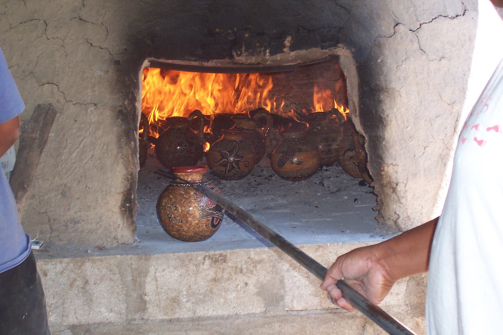 El alfarero introduce piezas de cerámica chorotega en el horno para la cocción de la arcilla