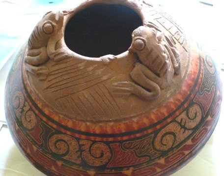 Magnífica vasija de terracota decorada con ranas
