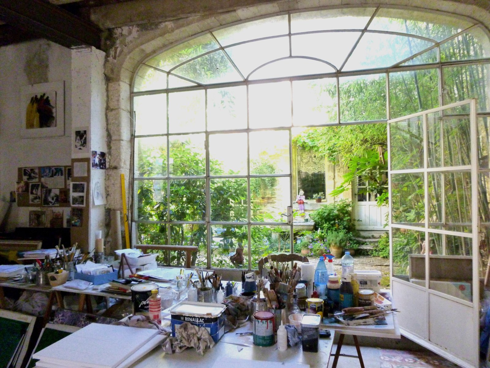 vue studio avec porte qui s'ouvre sur le patio