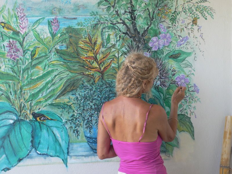 l'artiste Martine Coste peint une fresque murale